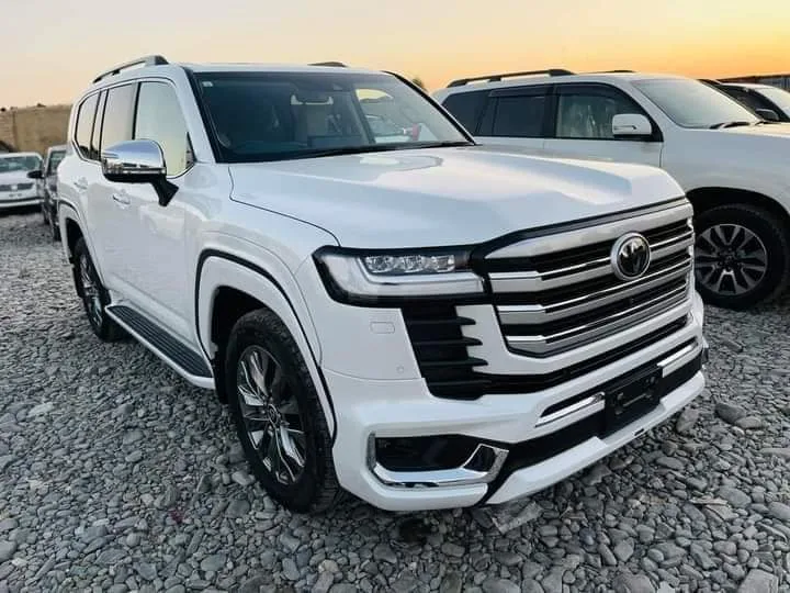 Luxury Toyota Land Cruiser V8 rent in Karachi